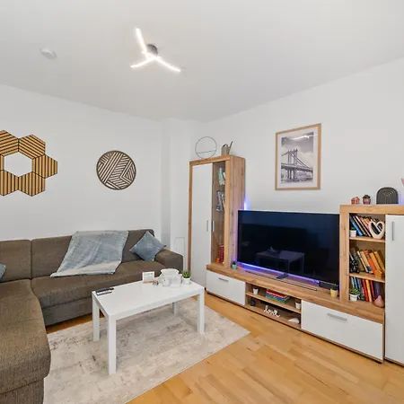 Cozy Near Airport & Center With Private Garden Апартаменты *