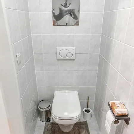 Cozy Near Airport & Center With Private Garden * Швехат