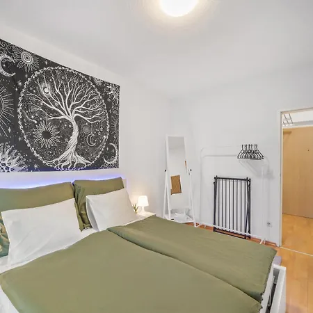Cozy Near Airport & Center With Private Garden Апартаменты