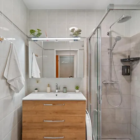 Апартаменты Cozy Near Airport & Center With Private Garden Швехат