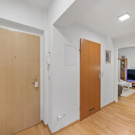 Cozy Near Airport & Center With Private Garden